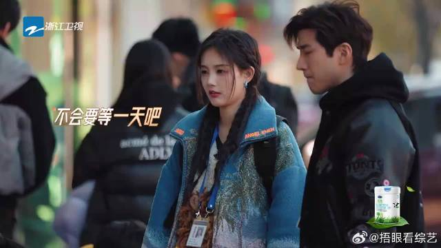 李治廷才是"社牛",迅速跟群演打成一片,两人还共同切磋咏春