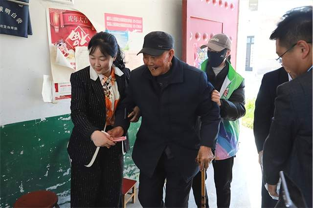 那拉集团此次慰问贫困户活动,不仅是对国家扶贫政策的积极响应,更是对