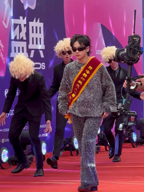 帅气的周震南登场