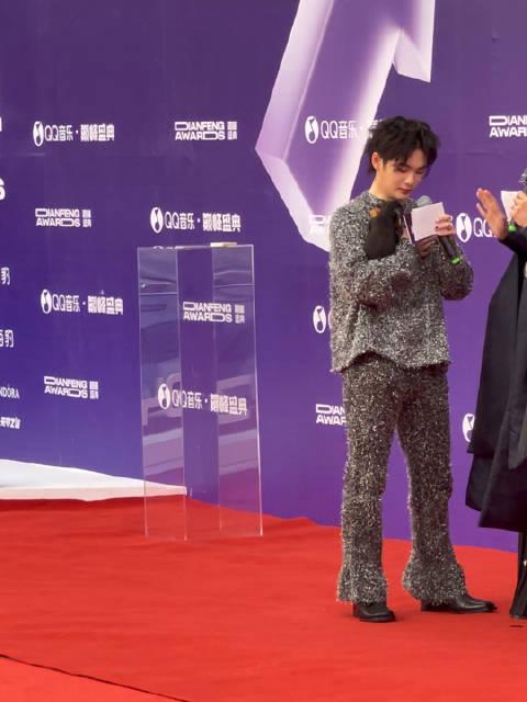 周震南抱小狗直拍来啦