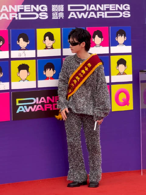 周震南红毯惊艳变身画风大逆转