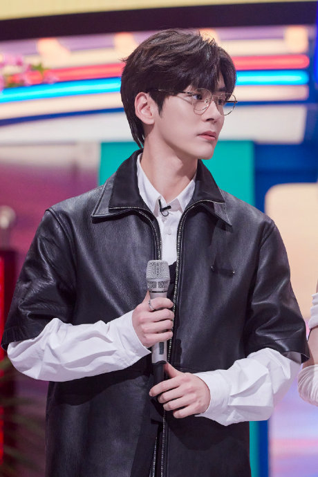 魏哲鸣 x 你好星期六|魏哲鸣|眼镜|取向_新浪新闻