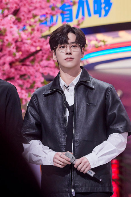 魏哲鸣 x 你好星期六|魏哲鸣|眼镜|取向_新浪新闻