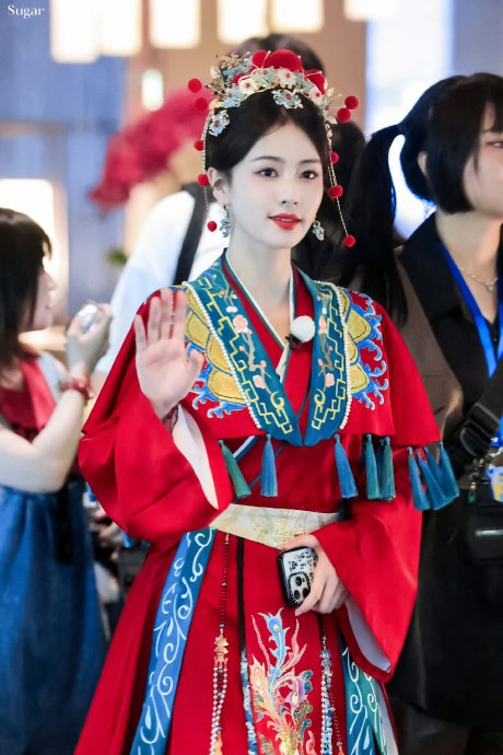 白鹿《奔跑吧》录制上班饭拍 红衣配美人毛球头饰增加了灵动感|白鹿