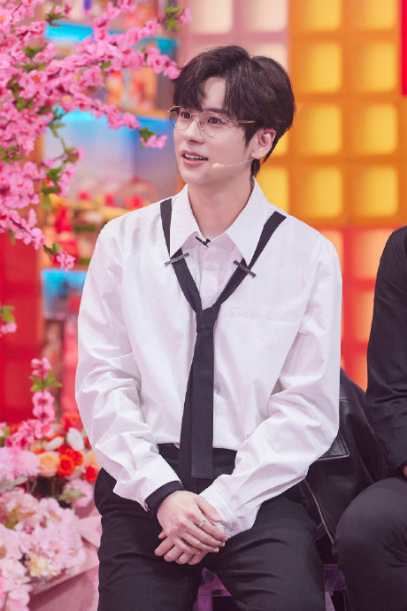 魏哲鸣 x 你好星期六|魏哲鸣|眼镜|取向_新浪新闻