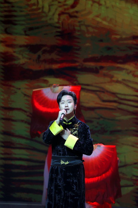 李玉刚《万疆》直拍|李玉刚|万疆|直拍_新浪新闻