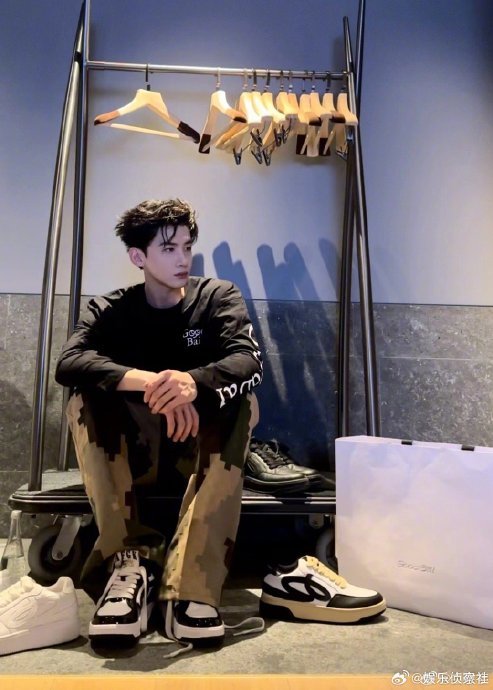 白敬亭这次的穿搭港风十足啊,尤其是有着滤镜的加持之后更加具有特点