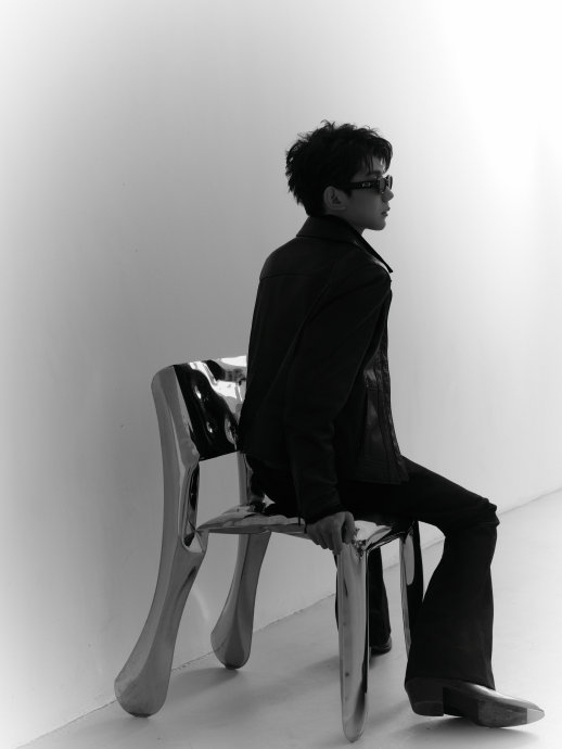 酷黑的皮质夹克,同色系的透视衬衫,戴上墨镜增强冷冽感…|王源_新浪