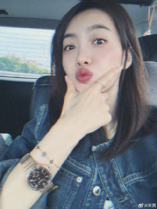 我发现@宋茜 脸上有两个超可爱的粉色小爱心|宋茜_新浪新闻