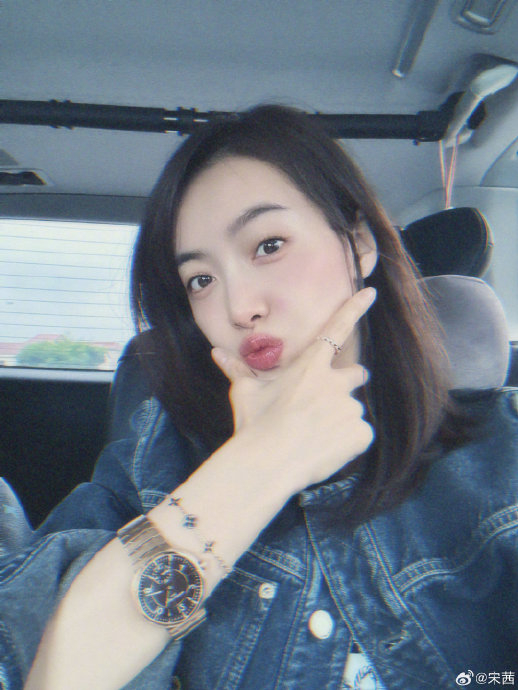 我发现@宋茜 脸上有两个超可爱的粉色小爱心|宋茜_新浪新闻