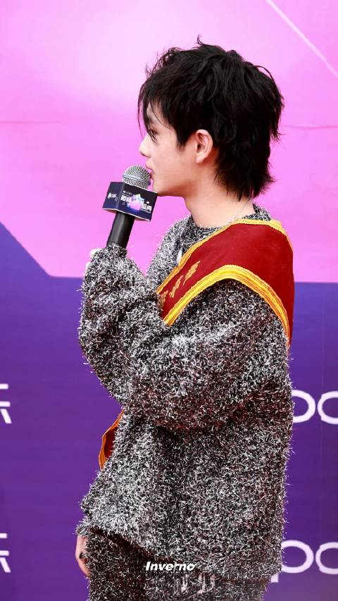 有被周震南今天的钢丝球造型笑到红毯上站得笔直又乖又奶