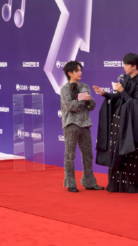 周震南抱小狗直拍来啦