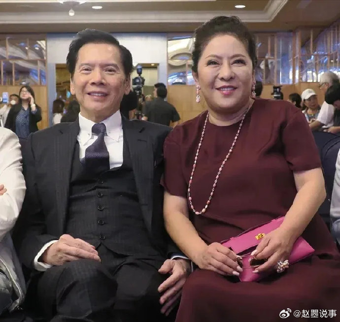 向华强带着陈岚,回家见自己的老婆丁佩,陈岚握着丁佩的手说:大姐