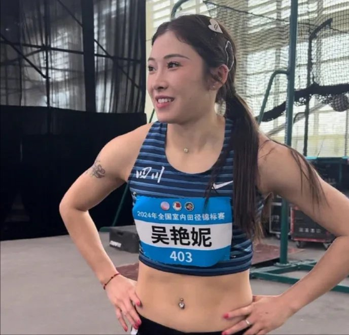 漂亮的美甲和肚脐眼的脐钉也是格外的亮眼.