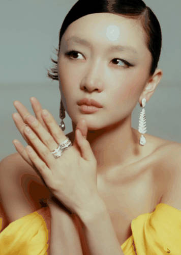 周冬雨这次尝试的二八分贴头皮造型真是太酷了!|_新浪