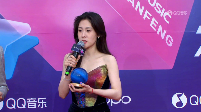 张碧晨采访全程 张碧晨拿着水晶球走红毯