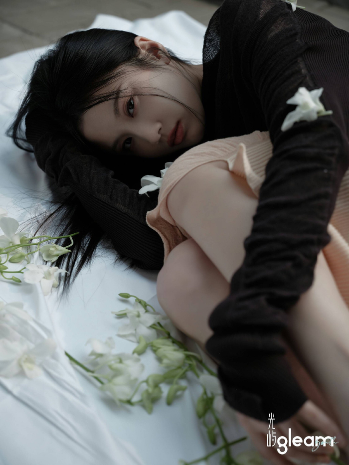 古朴中式与现代时尚的结合相得益彰,也将张慧雯的好身材和时尚感诠释