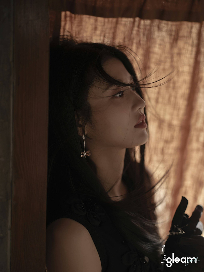 古朴中式与现代时尚的结合相得益彰,也将张慧雯的好身材和时尚感诠释