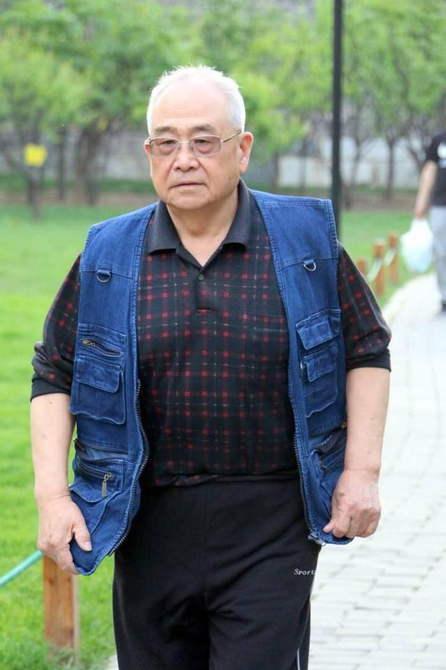 中老年男人放任老态的体现:爷爷马褂配老头衫,塞裤腰,油腻土气