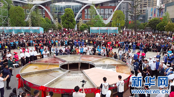 万人牛汤锅现场。新华网发（杨野 摄）