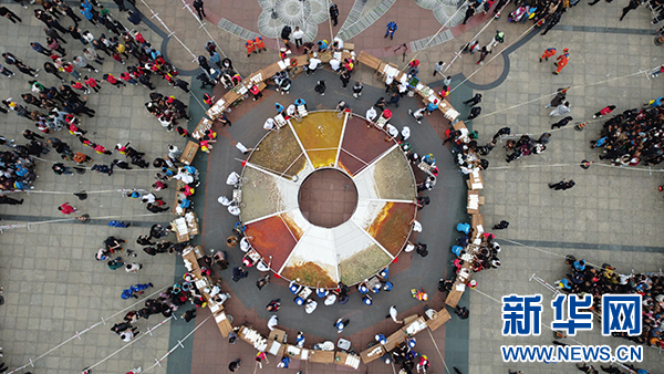 直径达9米的圆形汤锅。新华网发（杨野 摄）