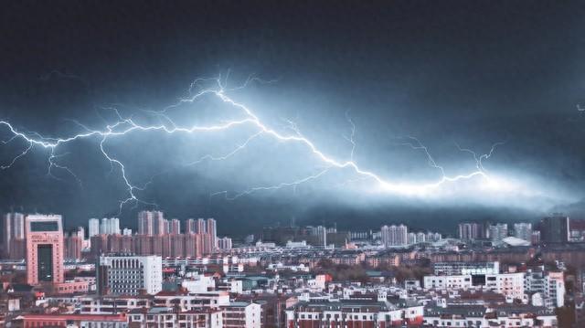 夏季雷暴往往伴随冰雹图片