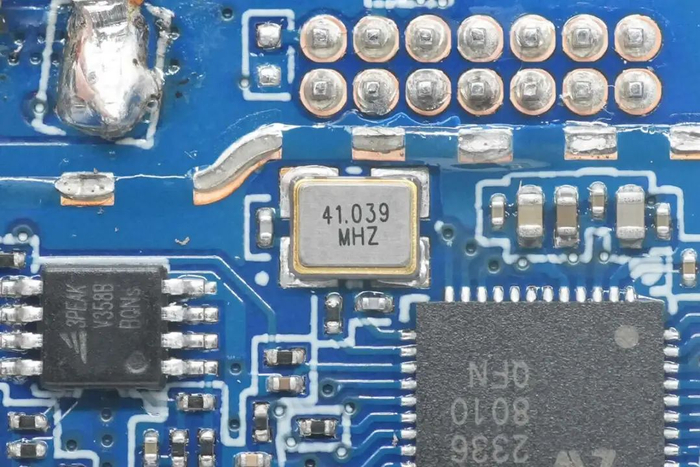 qi2无线充电加持,小米6000mah 15w磁吸充电宝2拆解