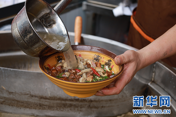 现场制作的牛肉粉。新华网发（杨野 摄）