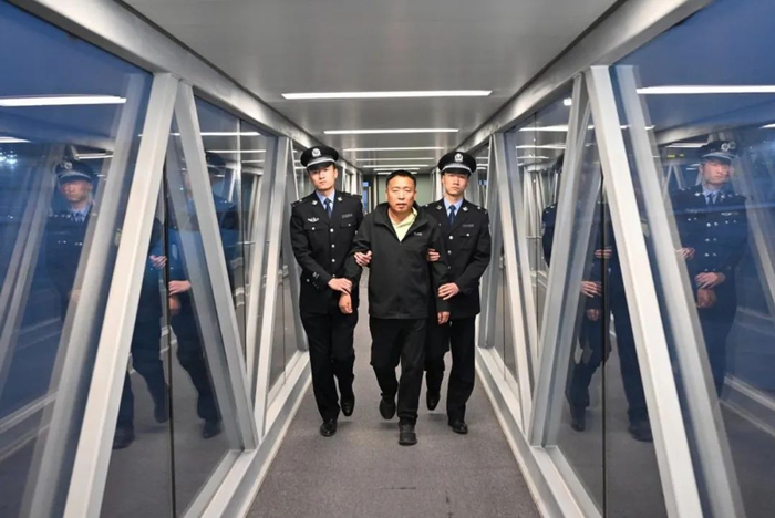 职务犯罪嫌疑人郭柏春被遣返回国 来源：中央纪委国家监委网站