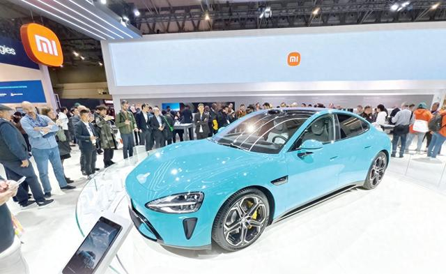 今年的巴塞罗那世界移动通信大会上，小米SU7吸引中外观众。 赵觉珵 摄