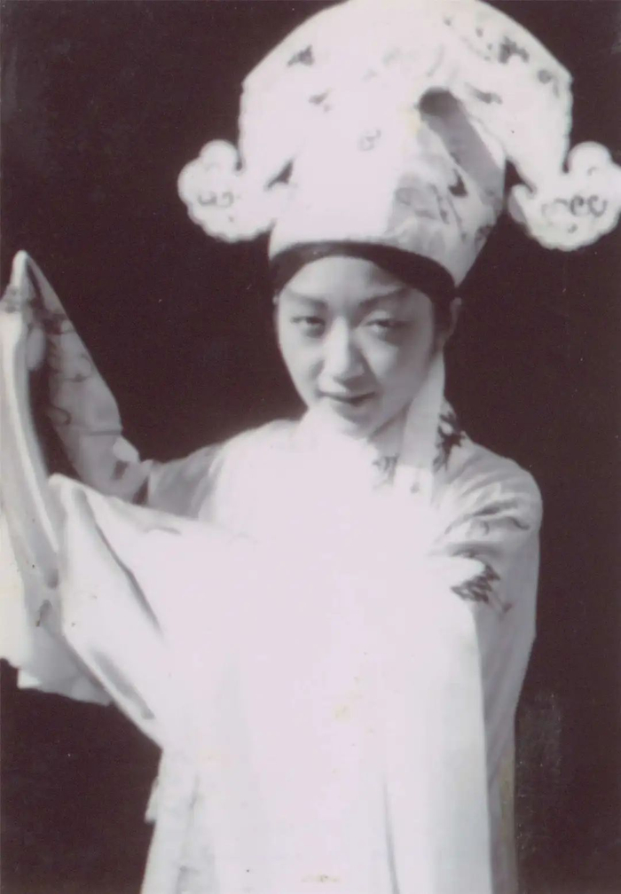 靳以懂昆曲,那时常带着几个青年男女乘几辆洋车浩浩荡荡去吉祥戏院看