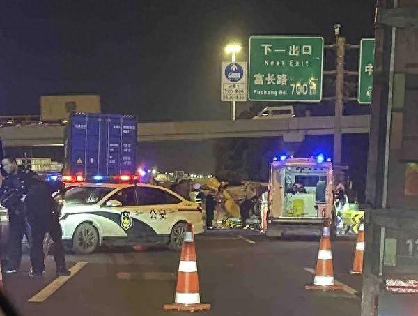 深夜,上海s20外环高速发生3车事故,致1死5伤|上海市|高速|路段_新浪