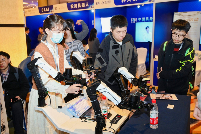 首届中国具身智能大会举行软硬件双向奔赴罗伯特有了智慧大脑