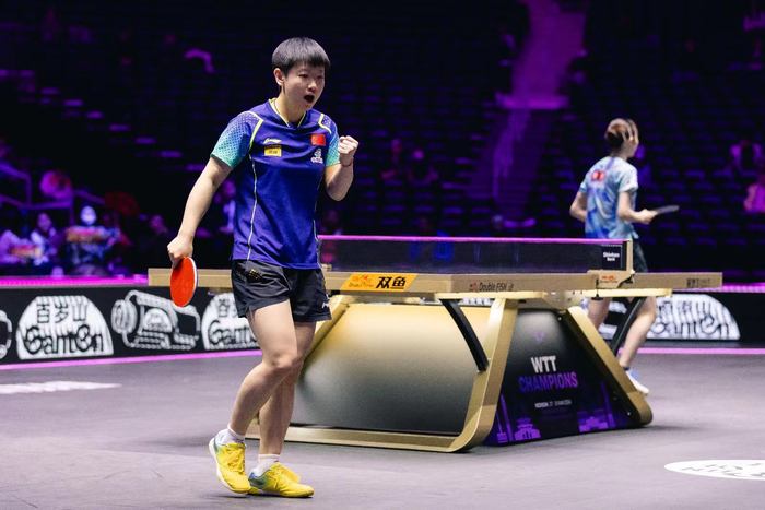 在WTT仁川冠军赛中，孙颖莎（左）第14次战胜老对手日本球员早田希娜。  WTT供图