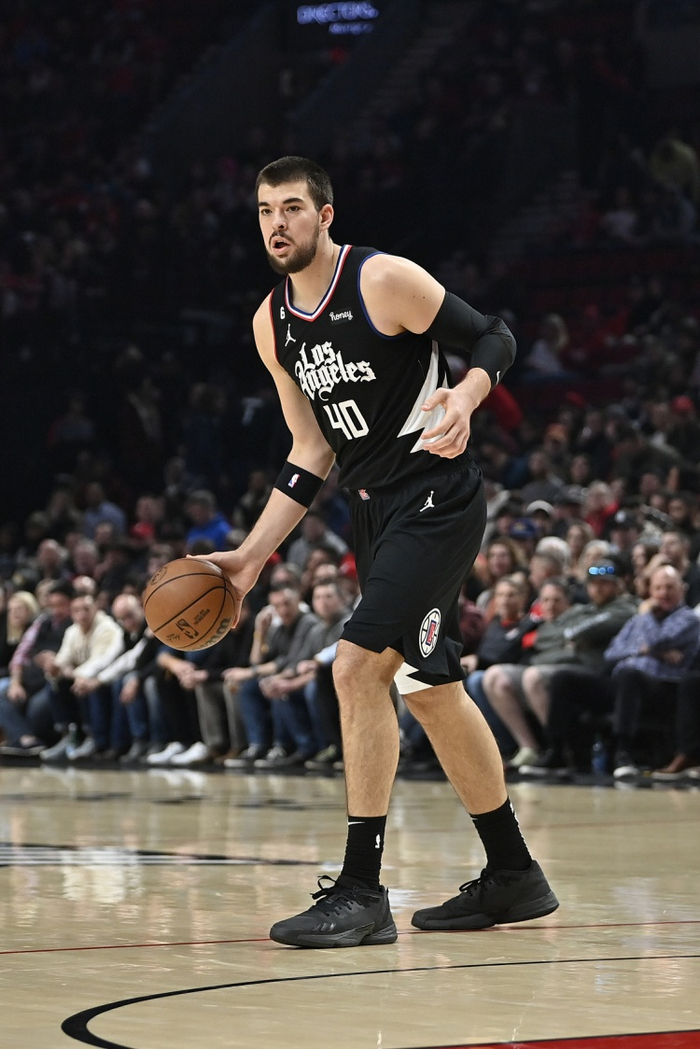 拼尽全力祖巴茨10中7得14分9板2助1帽前场板有4个