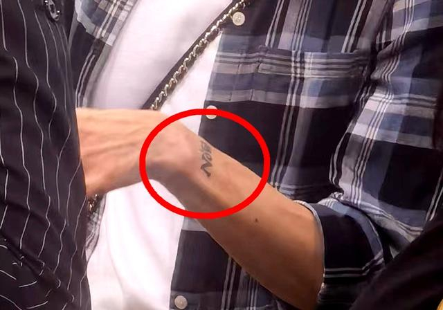 有人质疑这位消瘦的女士不是张曼玉本人,对比一下手部纹身就知道