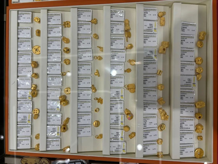 随后,记者又在三峡广场,u城天街,爱琴海购物公园,大悦城等多个商圈