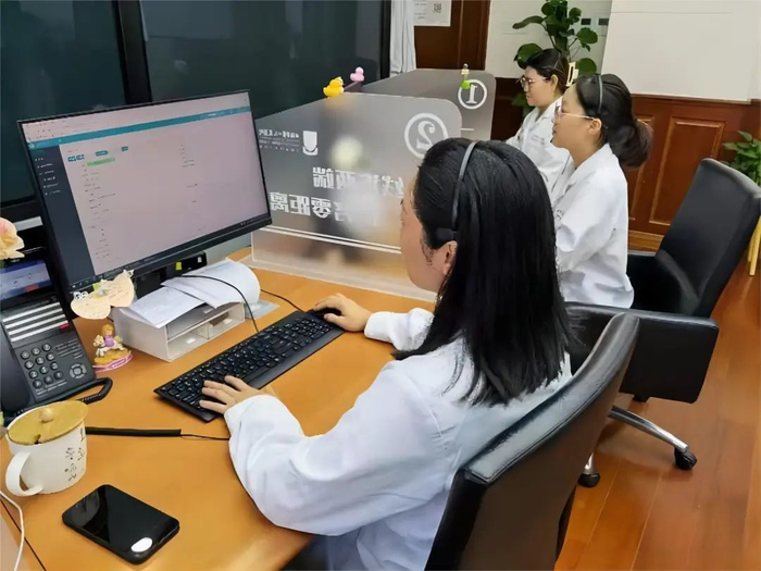 上海市第一人民医院患者咨询处置中心工作现场