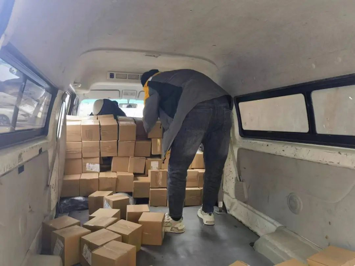 纸箱等包材,并在包装上贴易碎标签,在转运过程中要求轻拿轻放