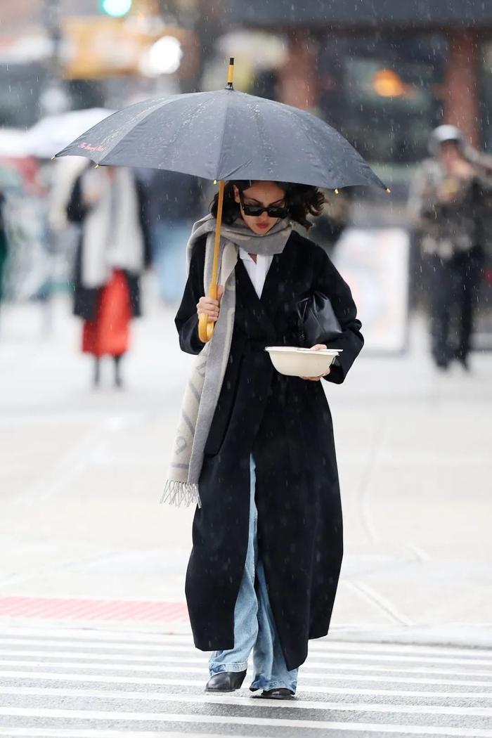 穿豹纹还得是女企业家蕾哈娜gigi的米奇卫衣有点想拥