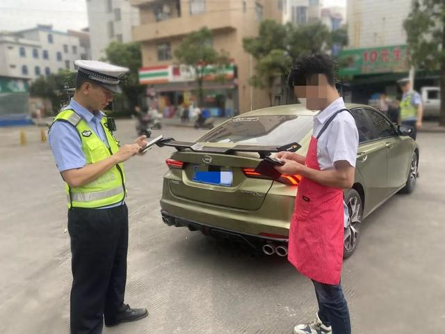 筒进行了改装,行驶过程中发出较大轰鸣声,同时该车还加装了一组尾翼