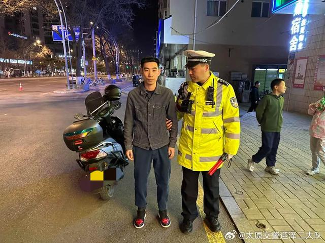 29日22时30分左右,五中队民警在新建南路菜园街口设卡,张某某驾驶晋ak