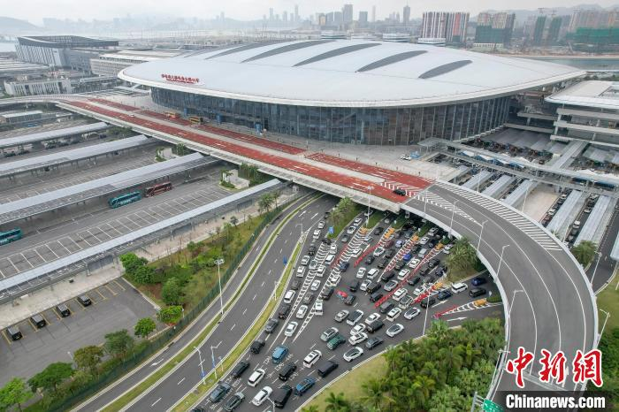 港珠澳大桥珠海公路口岸迎假期车流客流高峰|珠海市|无人机|旅客_新浪