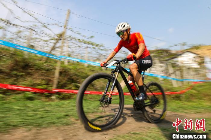 贵州福泉:自行车选手山地展开激烈角逐|贵州|选手|参赛_新浪新闻