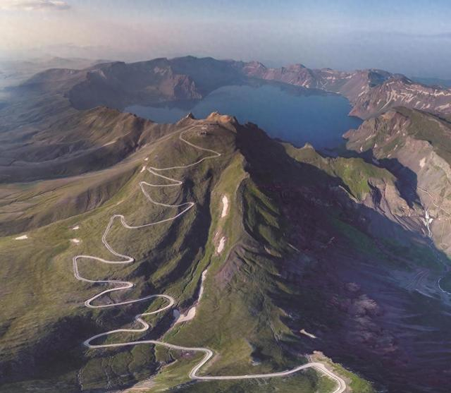 长白山保护开发区聚焦建设践行“两山”理念试验区，全面加强生态环境保护，筑牢我国东北的生态安全屏障。 卓永生 摄（资料图片）