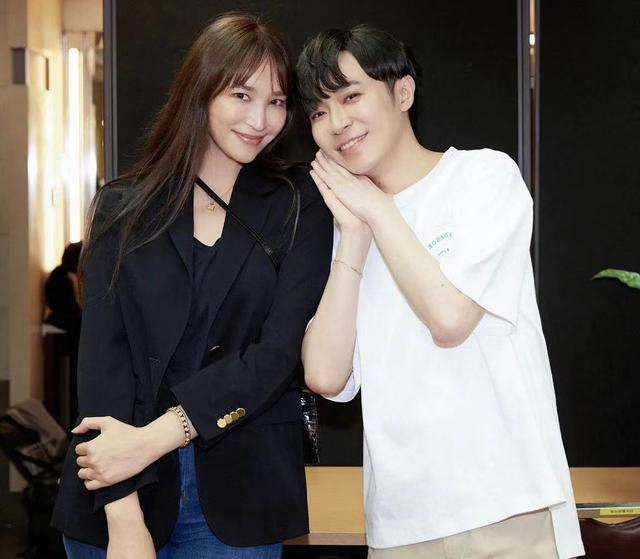 事后,吴青峰在社交网晒出二人合影,吴佩慈近况正式曝光.