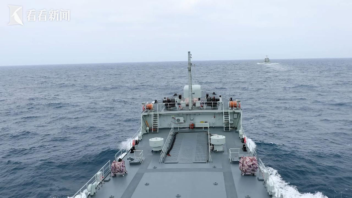 近日,由南部战区海军雪山舰,庐山舰等数艘舰艇组成舰艇编队赴南海某