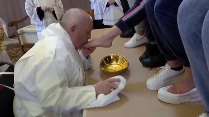 教皇方济各在监狱为12名女囚洗脚并亲吻