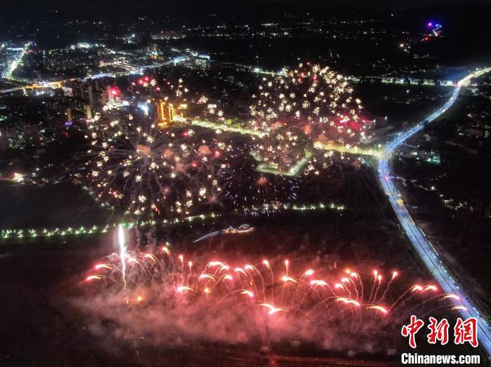 "中国烟花爆竹之乡"江西上栗举行创意主题焰火晚会