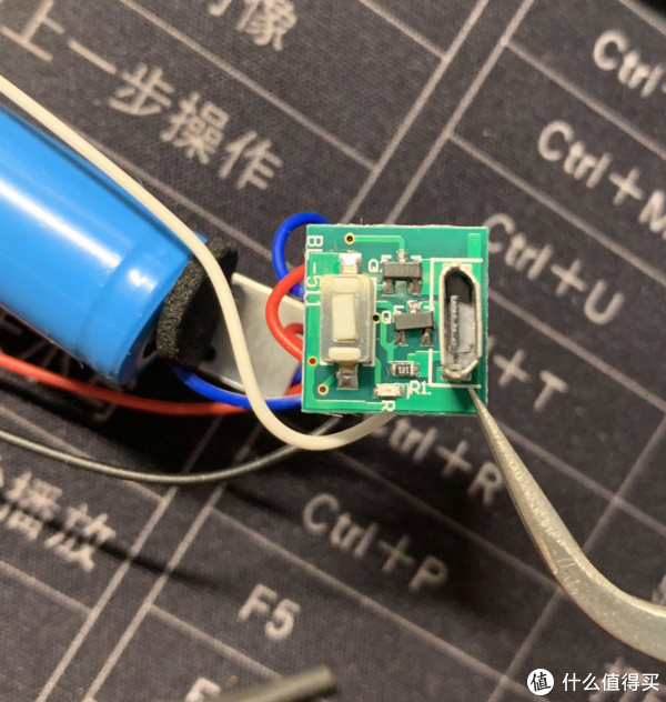 强光手电拆解更换电池